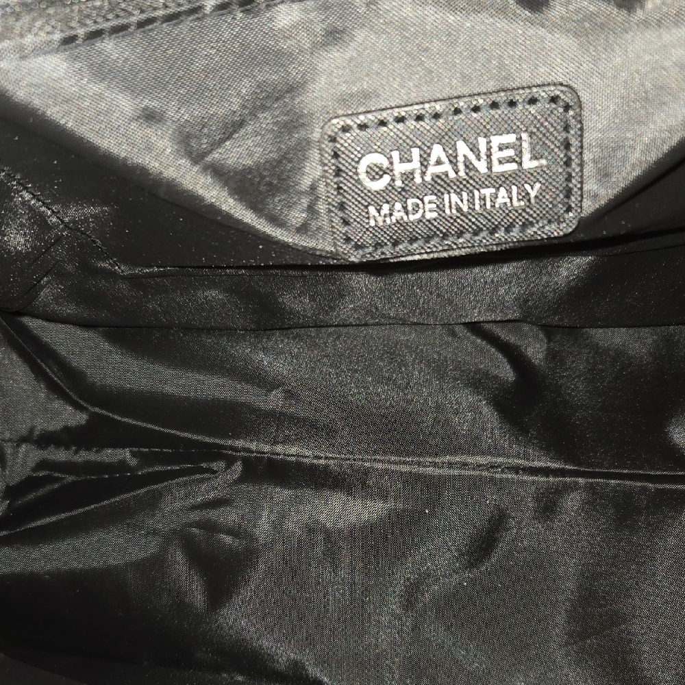 NWOT (GWP) Chanel Black Duffel Bag With Two Way Straps. - Picture 4 of 4